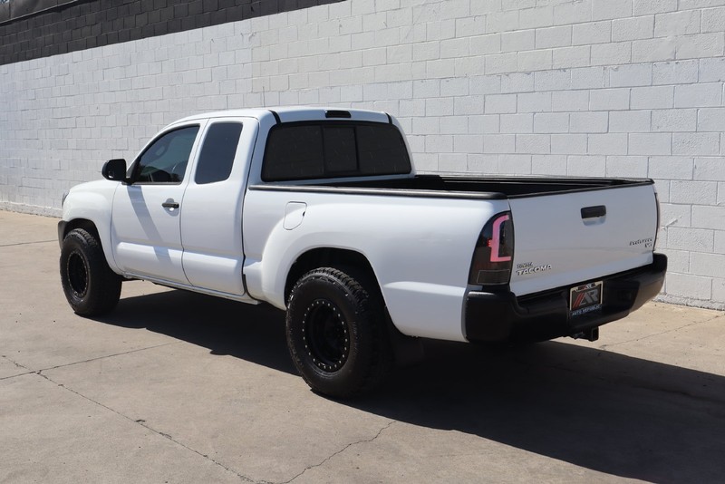 Toyota Tacoma Vehicle Full-screen Gallery Image 09