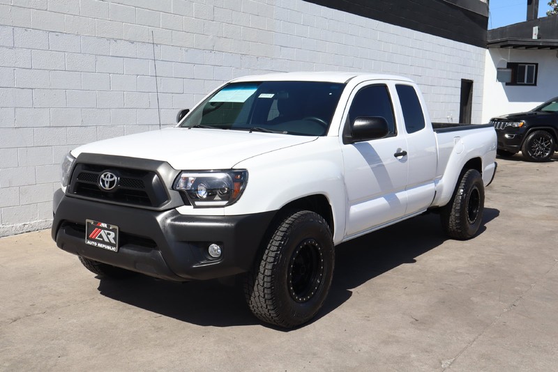 Toyota Tacoma Vehicle Full-screen Gallery Image 11