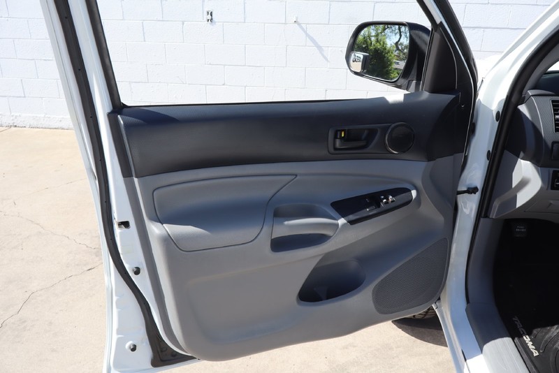 Toyota Tacoma Vehicle Full-screen Gallery Image 14