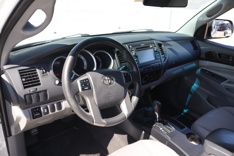 Toyota Tacoma Vehicle Full-screen Gallery Image 15