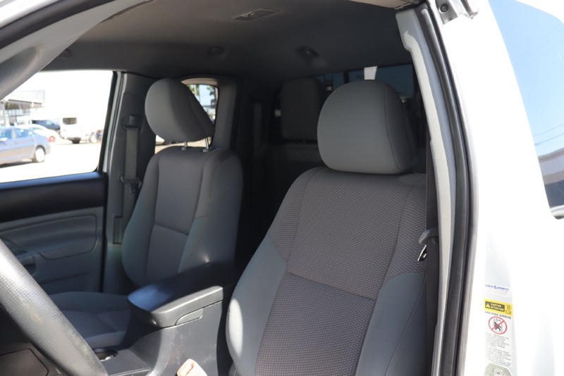 Toyota Tacoma Vehicle Full-screen Gallery Image 16
