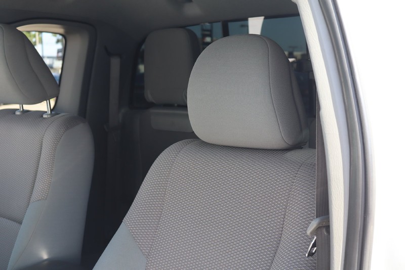 Toyota Tacoma Vehicle Full-screen Gallery Image 17