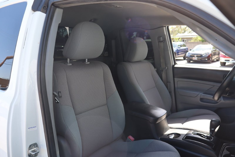 Toyota Tacoma Vehicle Full-screen Gallery Image 18