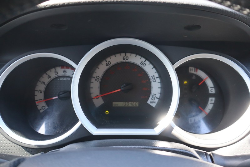 Toyota Tacoma Vehicle Full-screen Gallery Image 21
