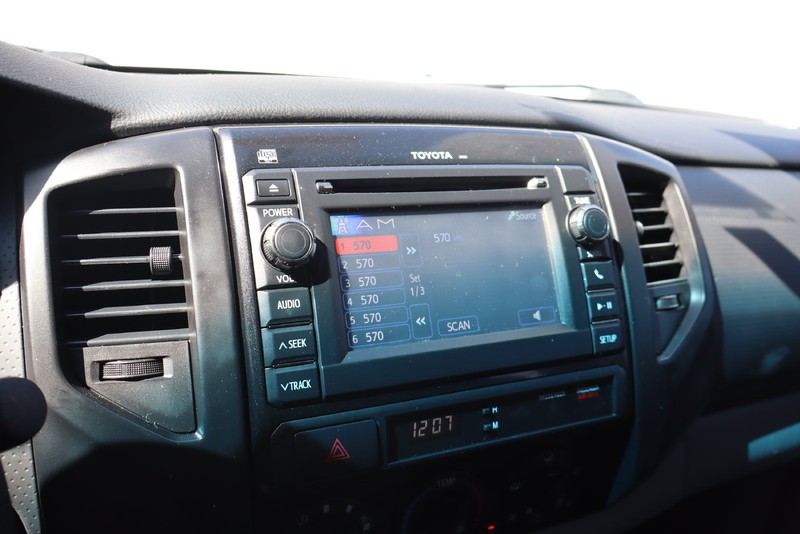 Toyota Tacoma Vehicle Full-screen Gallery Image 23