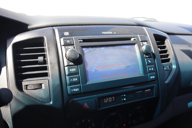 Toyota Tacoma Vehicle Full-screen Gallery Image 24