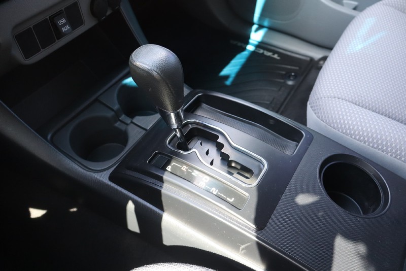 Toyota Tacoma Vehicle Full-screen Gallery Image 25