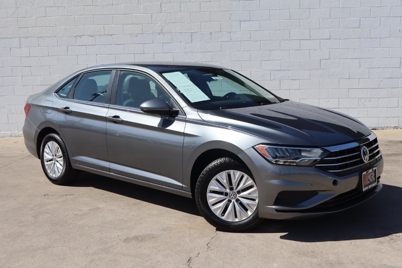 Volkswagen Jetta Vehicle Full-screen Gallery Image 01
