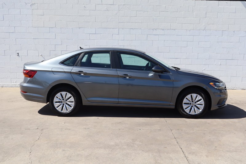 Volkswagen Jetta Vehicle Full-screen Gallery Image 04