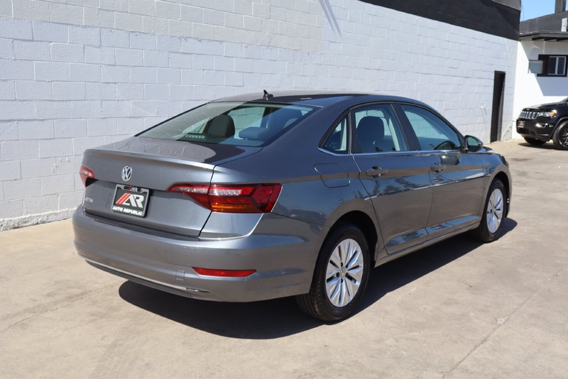 Volkswagen Jetta Vehicle Full-screen Gallery Image 05