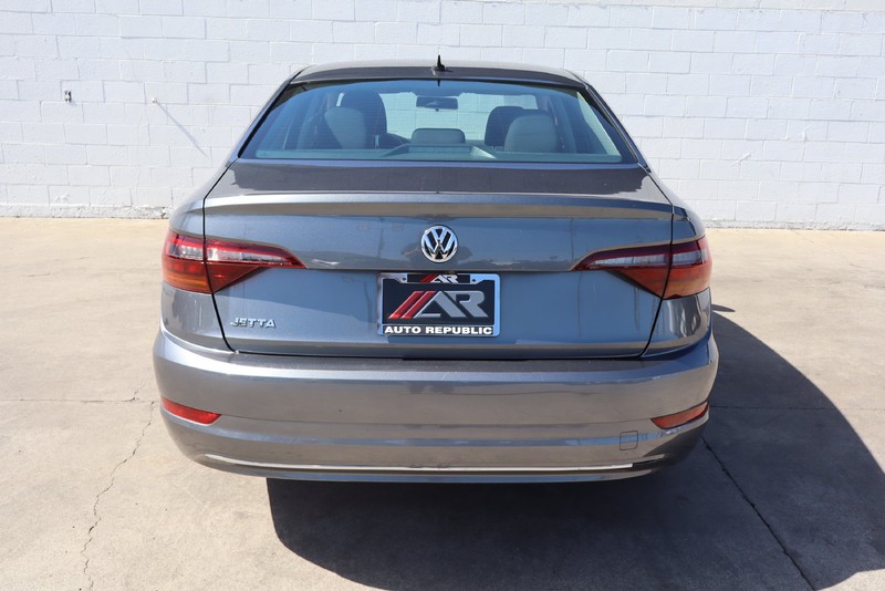 Volkswagen Jetta Vehicle Full-screen Gallery Image 06