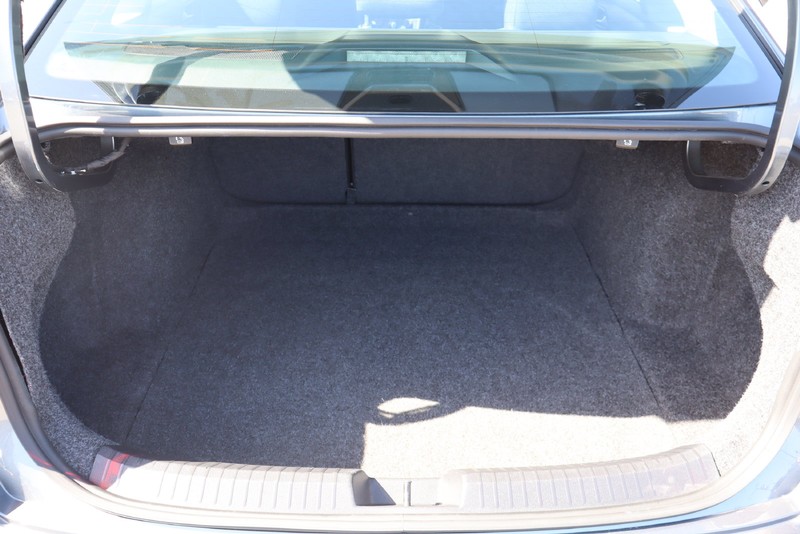 Volkswagen Jetta Vehicle Full-screen Gallery Image 08