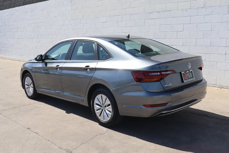 Volkswagen Jetta Vehicle Full-screen Gallery Image 09