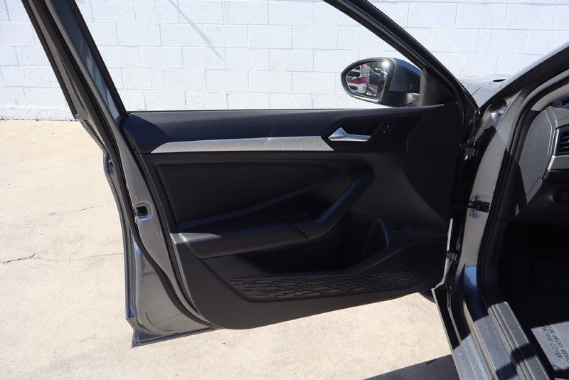 Volkswagen Jetta Vehicle Full-screen Gallery Image 14