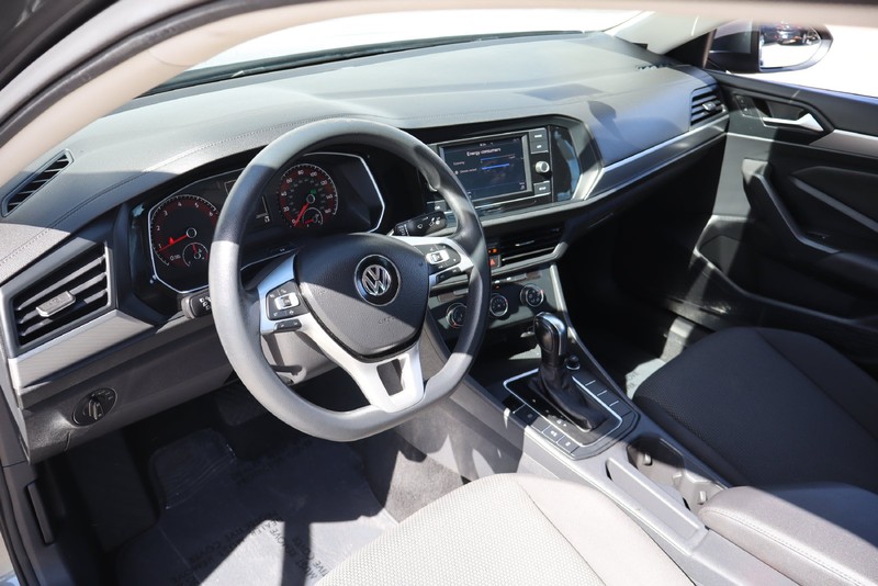 Volkswagen Jetta Vehicle Full-screen Gallery Image 15
