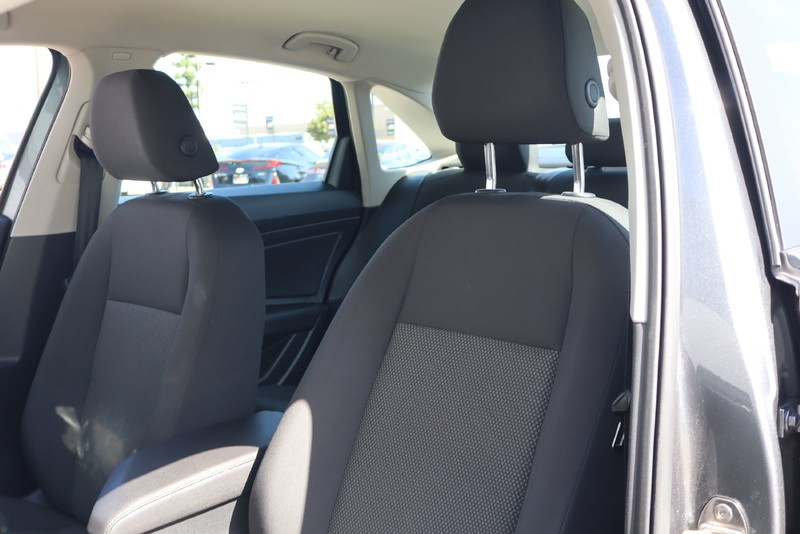 Volkswagen Jetta Vehicle Full-screen Gallery Image 16