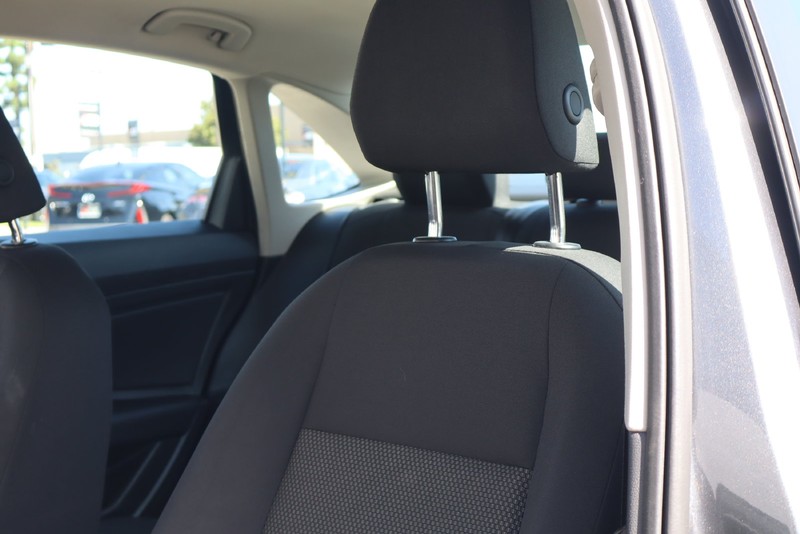 Volkswagen Jetta Vehicle Full-screen Gallery Image 17