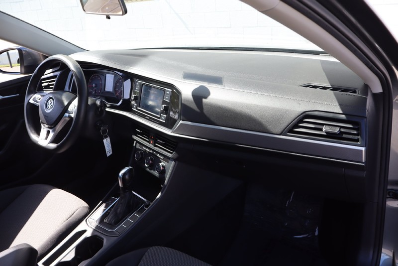 Volkswagen Jetta Vehicle Full-screen Gallery Image 18