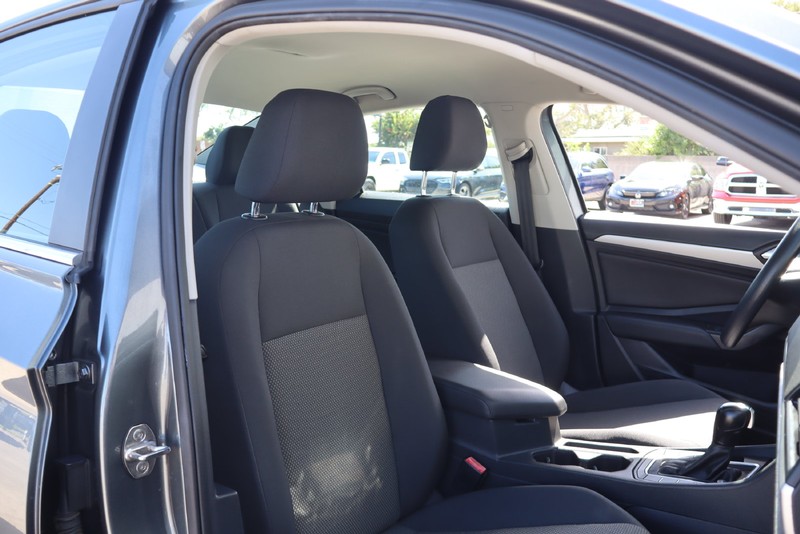 Volkswagen Jetta Vehicle Full-screen Gallery Image 19