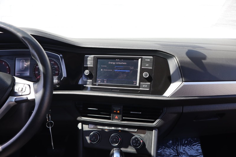 Volkswagen Jetta Vehicle Full-screen Gallery Image 24