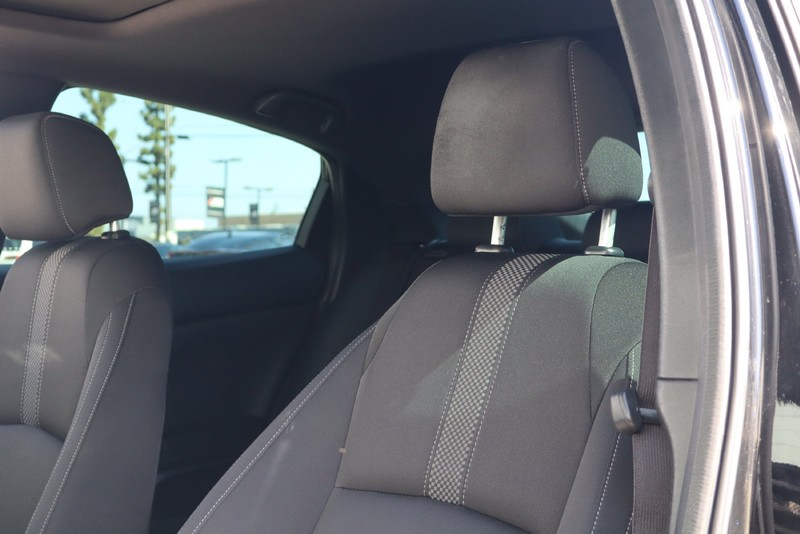 Honda Civic Hatchback Vehicle Full-screen Gallery Image 17