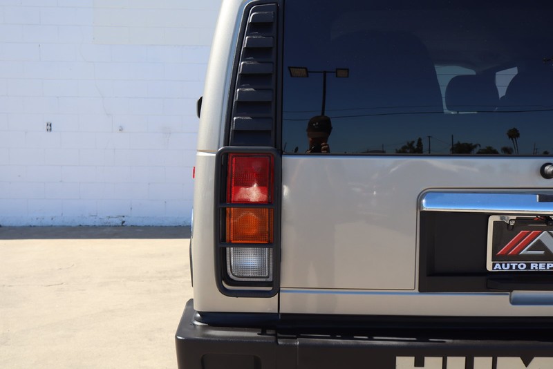 HUMMER H2 Vehicle Full-screen Gallery Image 08