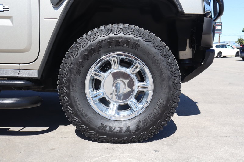 HUMMER H2 Vehicle Full-screen Gallery Image 14