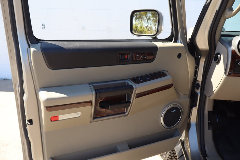 HUMMER H2 Vehicle Full-screen Gallery Image 15
