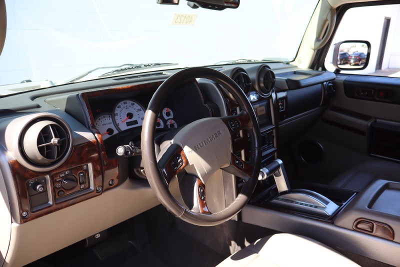 HUMMER H2 Vehicle Full-screen Gallery Image 16