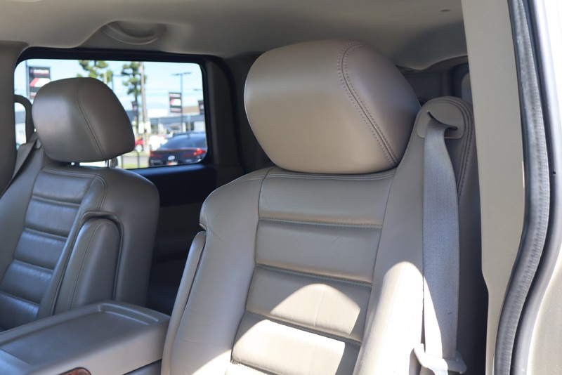HUMMER H2 Vehicle Full-screen Gallery Image 18