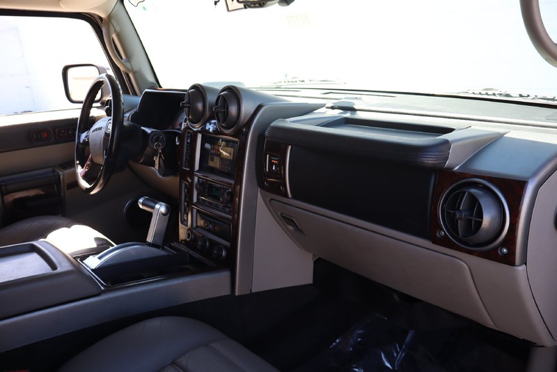 HUMMER H2 Vehicle Full-screen Gallery Image 20