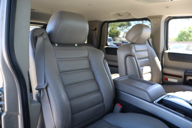 HUMMER H2 Vehicle Full-screen Gallery Image 21