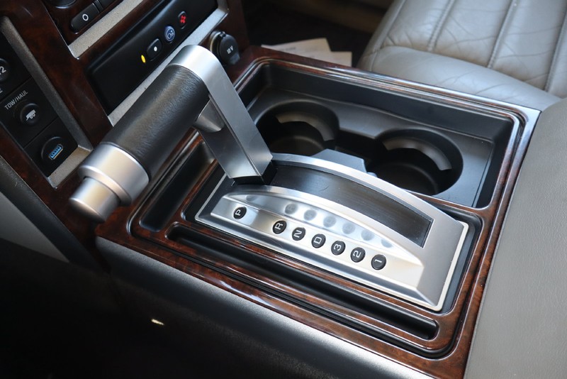 HUMMER H2 Vehicle Full-screen Gallery Image 31