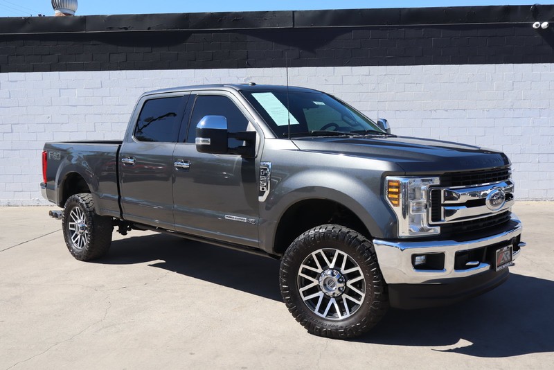 Ford Super Duty F-250 SRW Vehicle Full-screen Gallery Image 01
