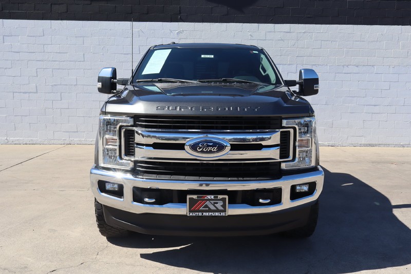 Ford Super Duty F-250 SRW Vehicle Full-screen Gallery Image 02