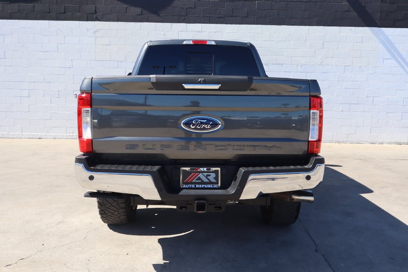 Ford Super Duty F-250 SRW Vehicle Full-screen Gallery Image 06
