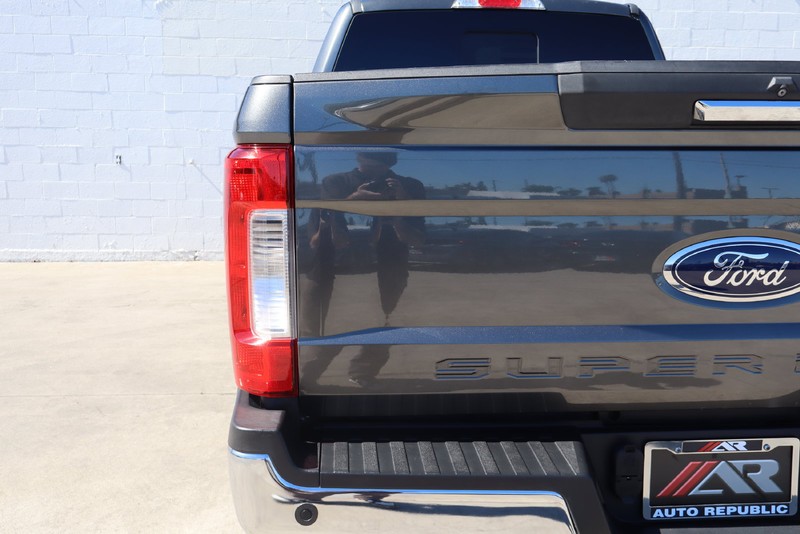 Ford Super Duty F-250 SRW Vehicle Full-screen Gallery Image 07