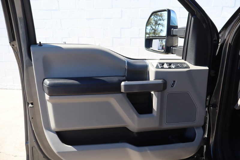 Ford Super Duty F-250 SRW Vehicle Full-screen Gallery Image 15