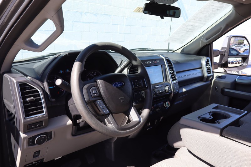 Ford Super Duty F-250 SRW Vehicle Full-screen Gallery Image 16