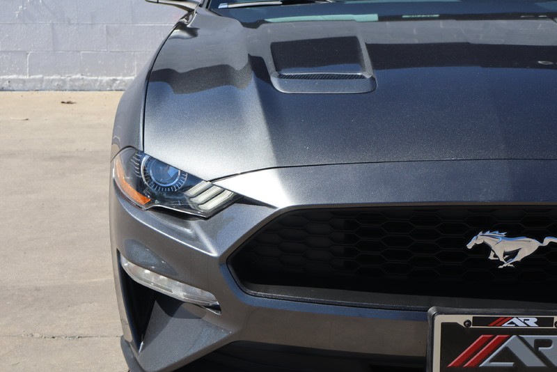 Ford Mustang Vehicle Full-screen Gallery Image 03