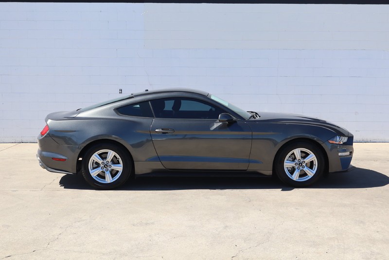 Ford Mustang Vehicle Full-screen Gallery Image 04