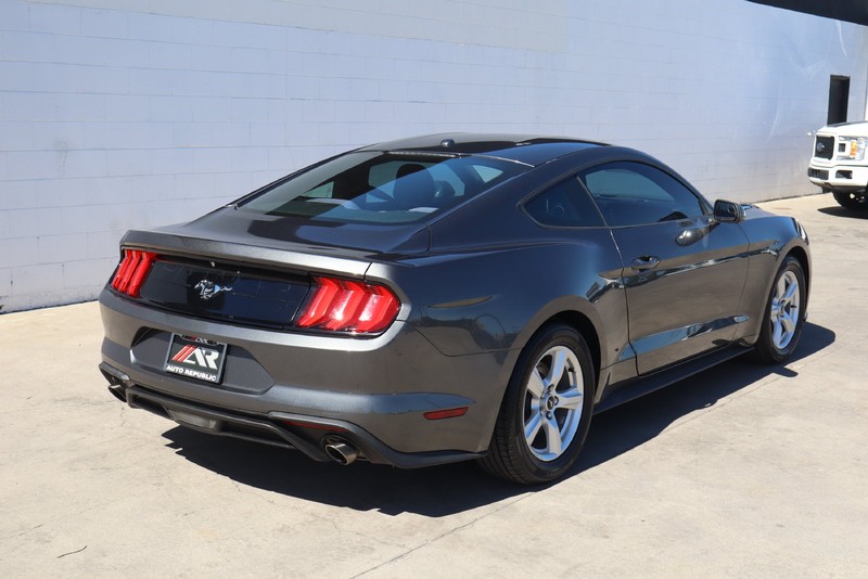 Ford Mustang Vehicle Full-screen Gallery Image 05