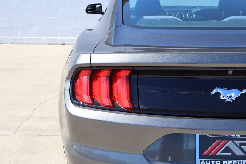 Ford Mustang Vehicle Full-screen Gallery Image 07