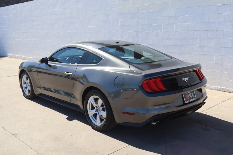 Ford Mustang Vehicle Full-screen Gallery Image 09