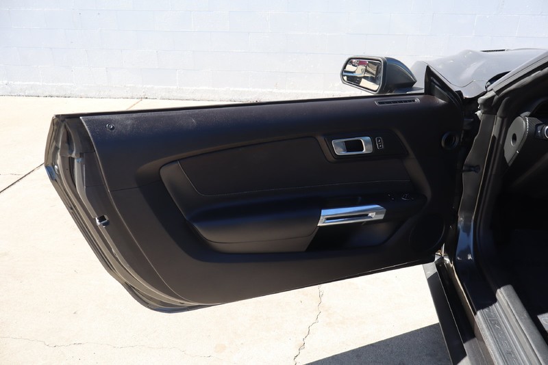 Ford Mustang Vehicle Full-screen Gallery Image 14