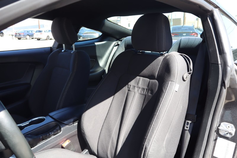 Ford Mustang Vehicle Full-screen Gallery Image 16