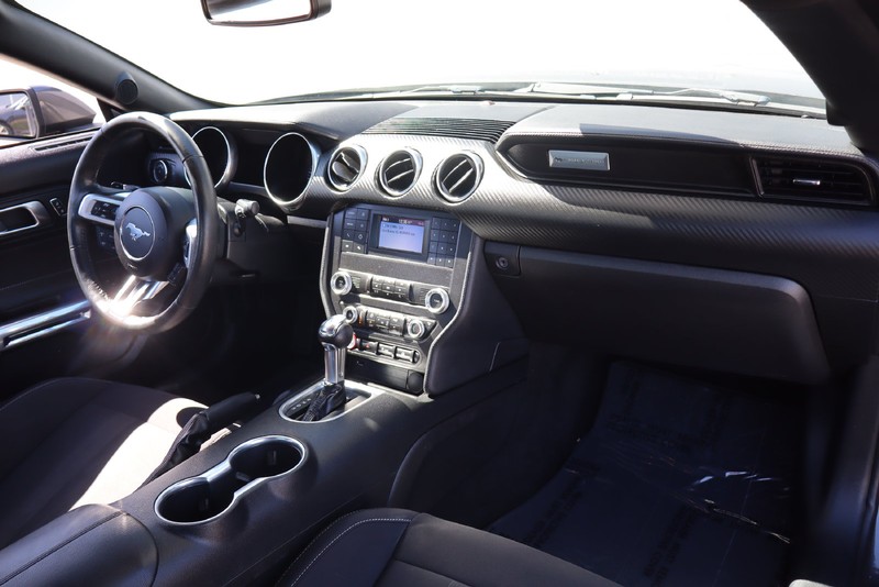 Ford Mustang Vehicle Full-screen Gallery Image 18