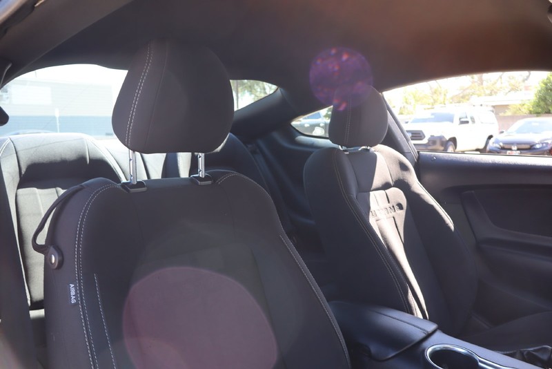 Ford Mustang Vehicle Full-screen Gallery Image 19