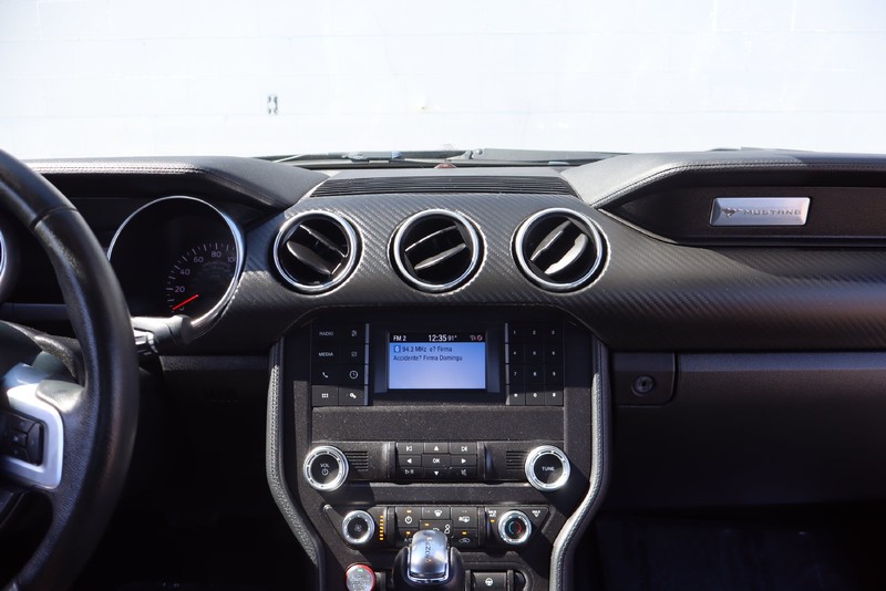 Ford Mustang Vehicle Full-screen Gallery Image 23