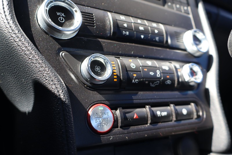 Ford Mustang Vehicle Full-screen Gallery Image 26